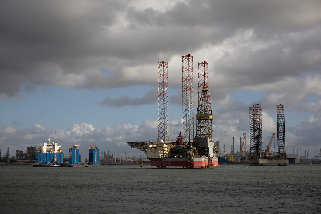 europoort maasvlakte rotterdam botlek haven scheepvaart industrie fabrieken marine transport overslag terminal portlantis ferry centrale